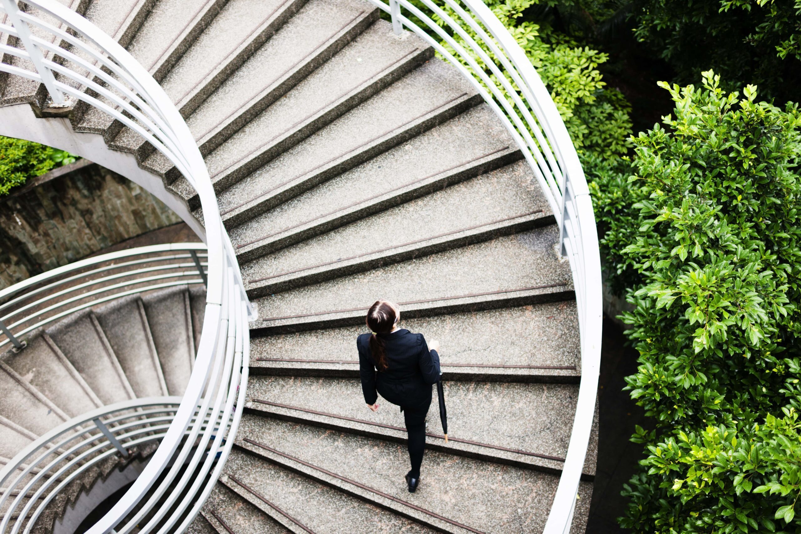 Stairs up. Лестница вверх. Винтовая лестница вверх. Вверх по лестнице винтовой. Девушка на винтовой лестнице.